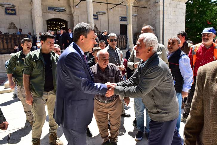 Vali Hulusi Şahin Cuma Namazı sonrası Yusuf Ziya Taş (Yeni) Cami’nde incelemelerde bulundu.