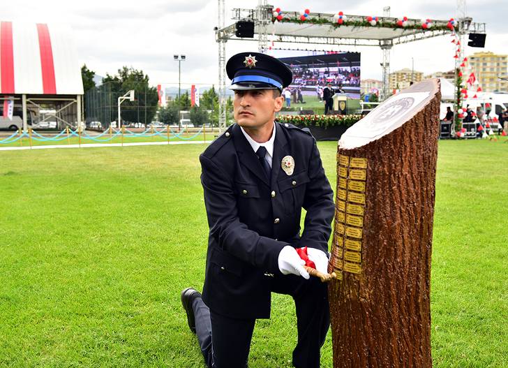 Vali Hulusi Şahin, Malatya Polis Eğitim Merkezi’nde (POMEM) 27. dönem eğitim programını tamamlayan 381 polis adayı için düzenlenen mezuniyet törenine katıldı.