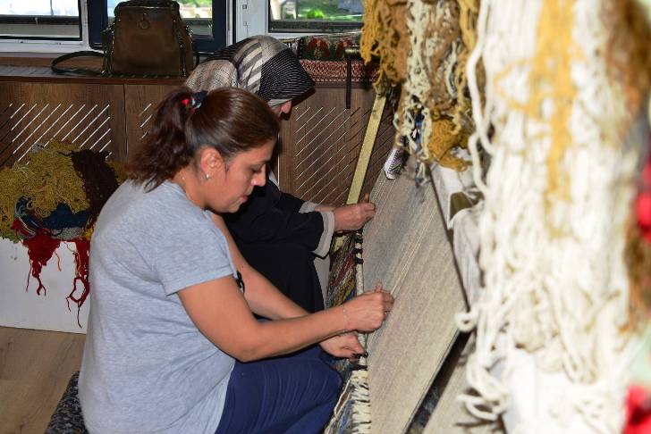 ‘el emeği göz nuru’ halı dokumaları büyük rağbet görüyor.