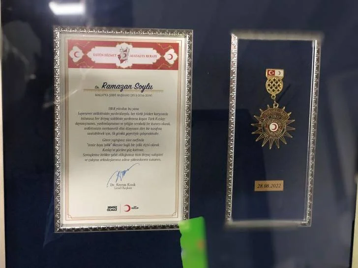 Ramazan Soylu “Ömrünü İyiliğe Adayan Kızılaycılar” İçin düzenlenen gecede onur madalyasına layık görüldü