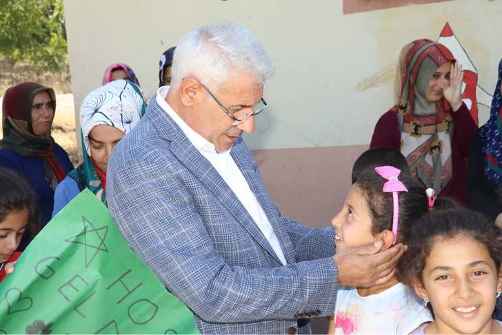 Battalgazi Belediye Başkanı Osman Güder de öğrencilerin ilk ders heyecanına ortak oldu