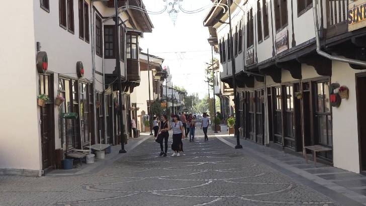 MasterChef Türkiye Yarışmasının çekimlerinin yapıldığı Tarihi Yeşilyurt Konakları, 7’den 70’e tüm vatandaşların ilgi odağına dönüştü.