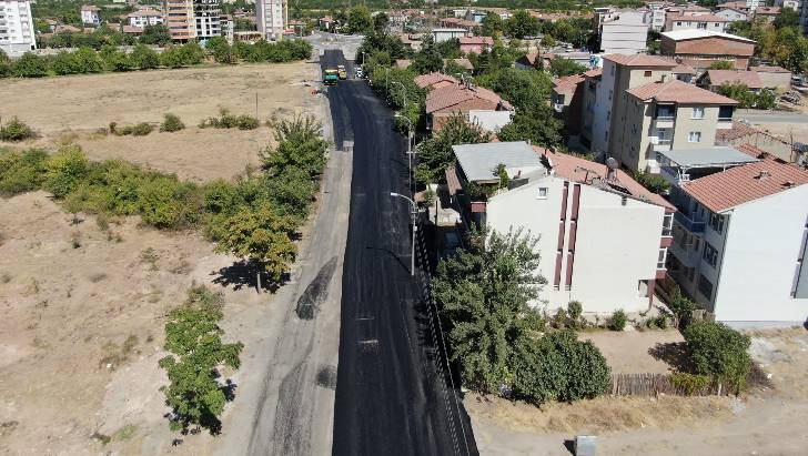 Çatyol Caddesi’nde başlatılan alt yapı çalışmalarının bitmesiyle asfaltlama çalışmalarına başlanıldı.