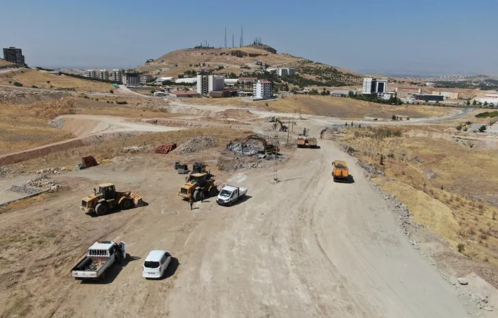 Çamurlu Mahallesi’nde 30 metre genişliğinde yol açma ve altyapı çalışmalarına başlandı.