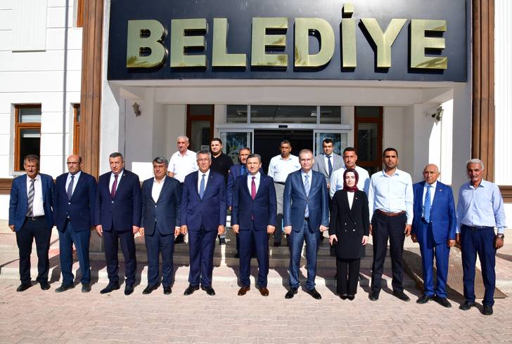 Vali Şahin ilçede yapımı devam eden yatırımları incelemek amacıyla Yazıhan İlçesini ziyaret etti.