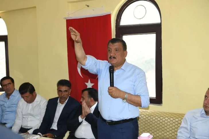 Başkan Gürkan, Pütürge İlçesi Nohutlu Mahallesini ziyaret ederek muhtar ve vatandaşlarla bir araya geldi.