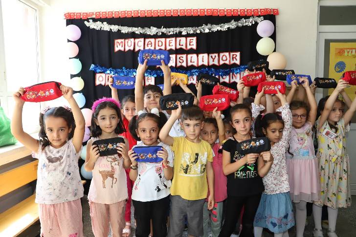 Battalgazi Belediye Başkanı Osman Güder, 1. sınıf öğrencilerin tümüne kırtasiye desteği verdi.