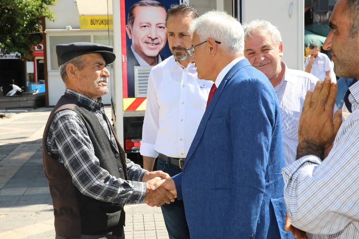Sabah mesaiye esnaf gezisi ile başlayan Battalgazi Belediye Başkanı Osman Güder, sorun ve talepleri yerinde dinledi.