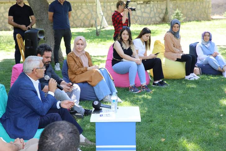 KPSS derslerinden ücretsiz olarak yararlanan öğrenciler, Başkan Güder’e teşekkürlerini iletti.