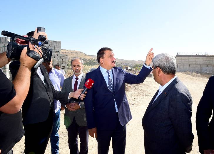 Büyükşehir Belediye Başkanı Selahattin Gürkan, Orduzu Spor Kompleksinde yapılan çalışmaları yerinde inceledi.