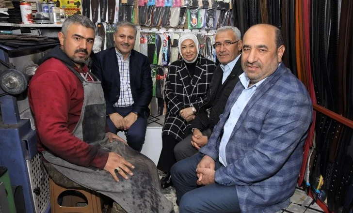 Millletvekili Çalık ve Yanındakiler 6 sokaktaki “Sokak Sağlıklaştırma” çalışmalarını inceledi.