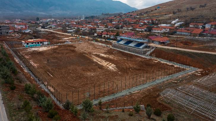 Büyükşehir, Sürgü Mahallesinde FİFA Standartlarında bir futbol sahası yapıyor.