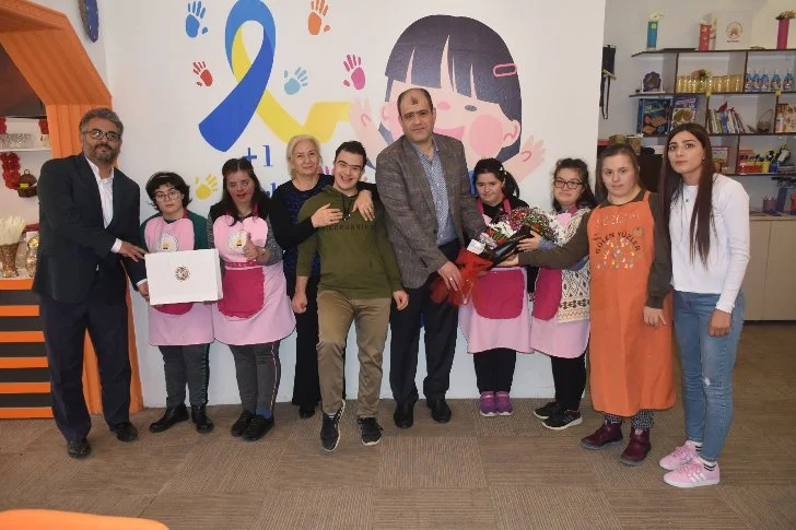 Büyükşehir, 3 Aralık Dünya Engelliler Farkındalık Günü dolayısıyla çeşitli ziyaretler ve etkinlikler düzenledi.