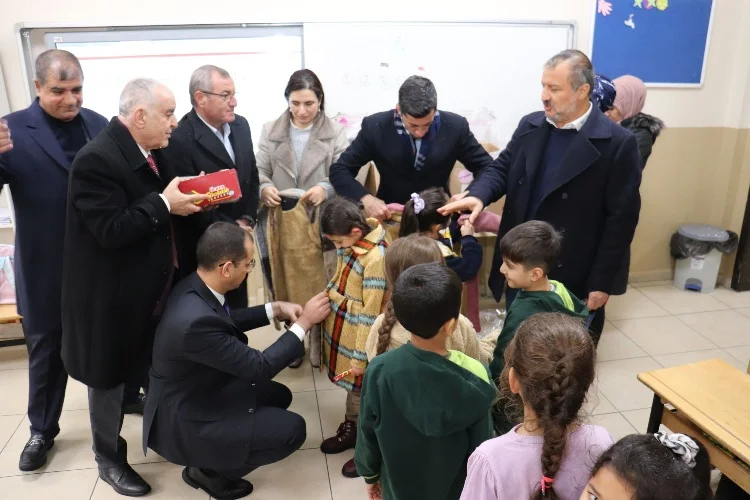 Pütürge ve Doğanyol’da ilkokula giden tüm öğrencilere mont dağıtımı yapıldı