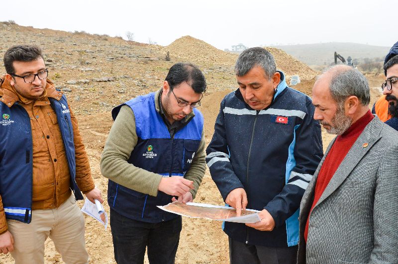 MASKİ Genel Müdürü Mehmet Mert, Tecde Mahalle Muhtarı Ali Yiğit çalışmaları yerinde inceledi.