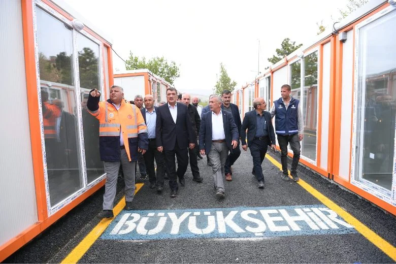 Başkan Gürkan, Büyükşehir Belediyesi tarafından inşa edilen ‘Akçadağ Konteyner Çarşısı’nı ziyaret etti