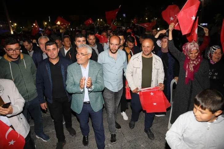 Malatyalılar zaferi Battalgazi Belediyesi önünde kutladı.