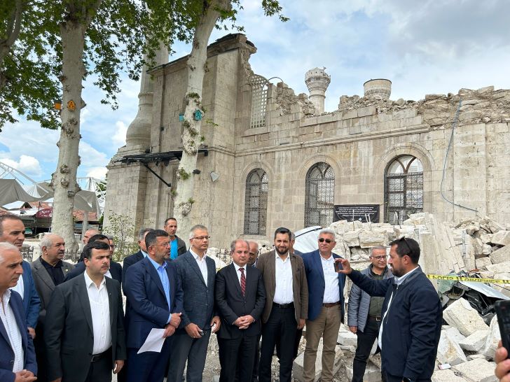 CHP’li Ağbaba, İnsanlar adeta “evlerimiz mezar olmasın, incelemeler daha sağlıklı yapılsın” diye haykırıyor.