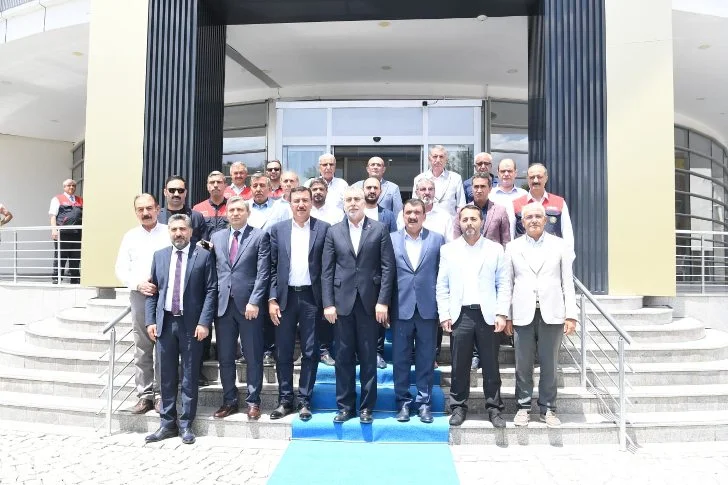 Çalışma ve Sosyal Güvenlik Bakanı Prof. Dr. Vedat Işıkhan, bir dizi temas ve ziyaretlerde bulunmak için Malatya’ya geldi