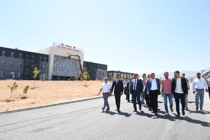 Malatya Büyükşehir Belediye Başkanı Selahattin Gürkan Dünya Kayısı Ticaret Merkezi’nde sona gelinen çalışmaları yerinde inceledi.