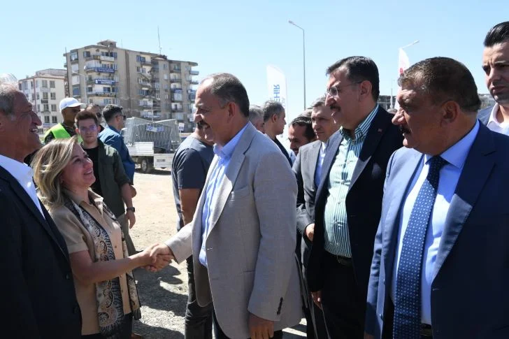 Bakan Özhaseki: Denetimi sıkı tutup, taviz vermeyeceğiz. Evleri ve iş yerlerini sağlam bir şekilde yapacağız.