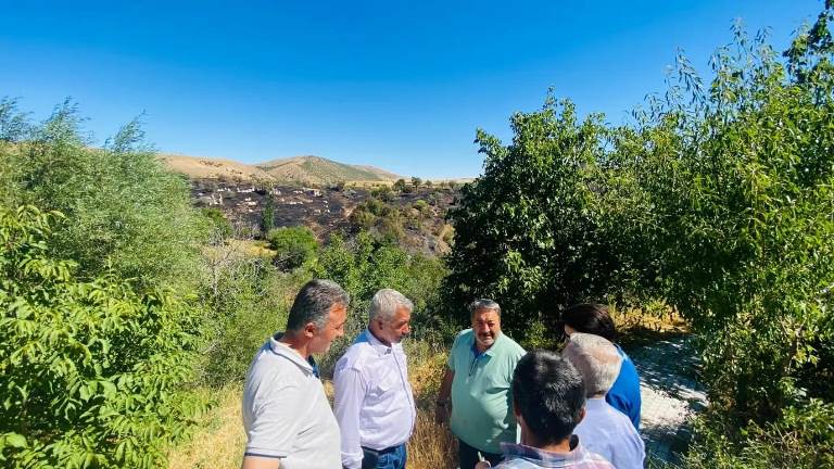 Fendoğlu’ndan büyük yangın atlatan köye ziyaret