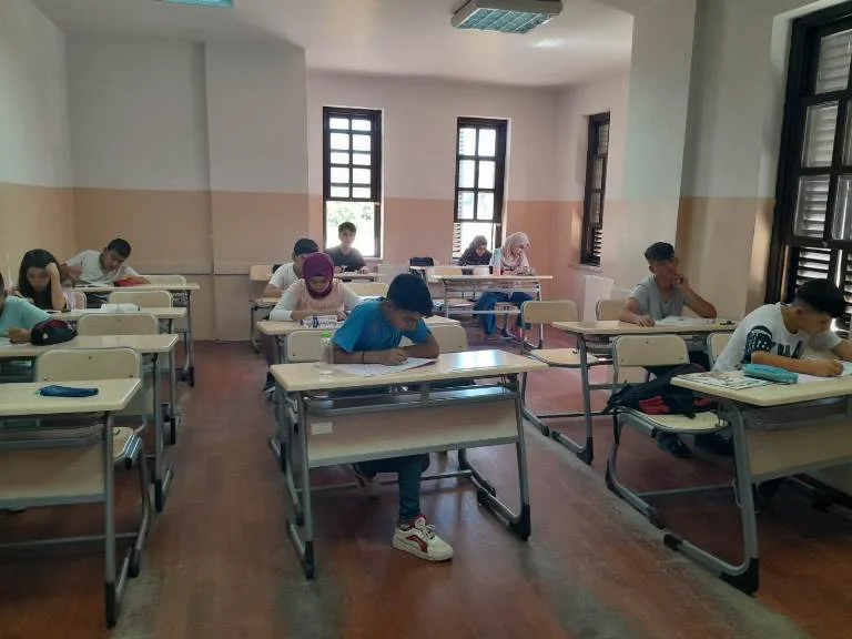 Semt Konakları’nda öğrencilere yönelik başlatılan eğitimlerde denem sınavları da gerçekleştirildi.
