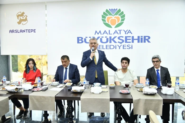 Vali Ersin Yazıcı İlimizde 2023 YKS Sınavında dereceye giren öğrencilerle bir araya geldi