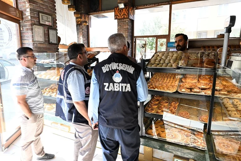 Malatya genelinde market ve fırınlarda etiket gramaj ve hijyen denetimleri gerçekleştiriyor.