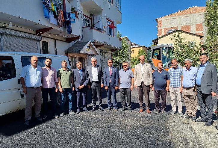 Genel Sekreter Latif Okyay, Darende’ye yaklaşık 100 kilometre birinci ve ikinci kat sathi kaplama yapıldığını söyledi.