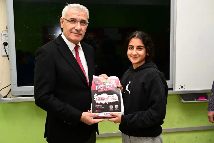 Başkan Güder’in eğitim konusundaki özverili çalışmaları, gençlerin eğitimine verdiği destek dikkat çekiyor.