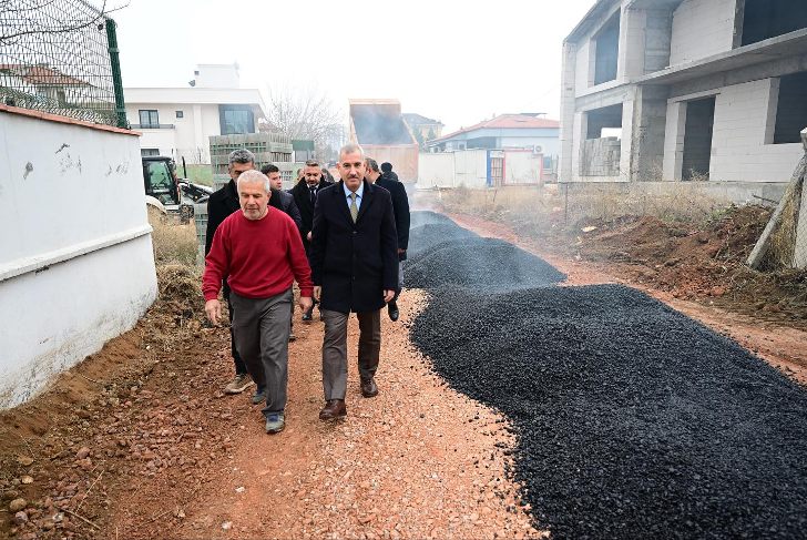 Yeşilyurt Belediyesi, ilçe genelindeki yol çalışmalarını aralıksız sürdürüyor.