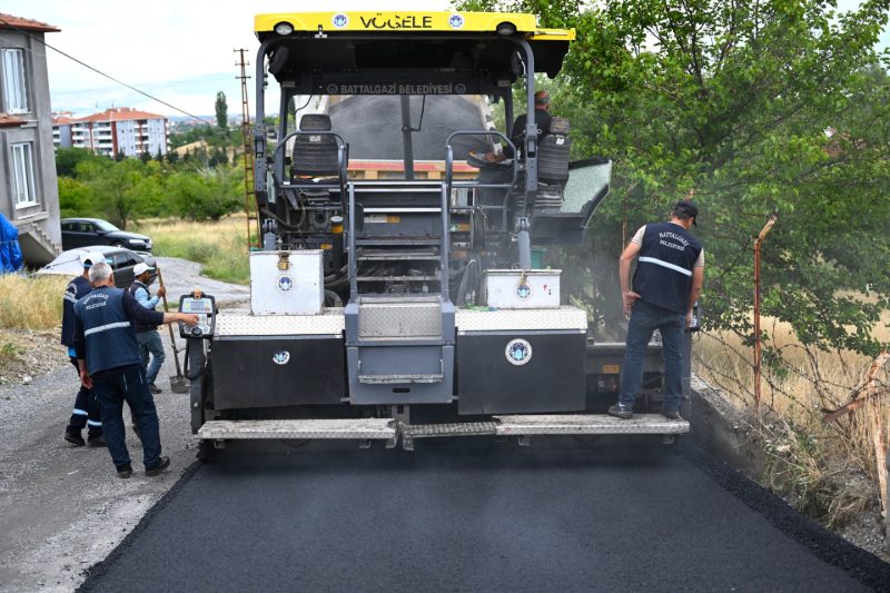 Battalgazi Belediyesi, Meydanbaşı Mahallesi’ne Sıcak Asfalt Hizmeti Getirdi