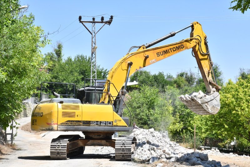 Yeşilyurt Belediyesi, Şahnahan Mahallesi’nde Yol Güvenliği ve Erozyon Önleme Çalışmalarına Hız Verdi