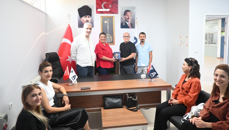 Anahtar Parti Battalgazi İlçe Başkanlığı’ndan, MYK Üyeliği ve Doğu Anadolu Bölge Başkanlığı’na Atanan Serap Dönmez’e Tebrik Ziyareti