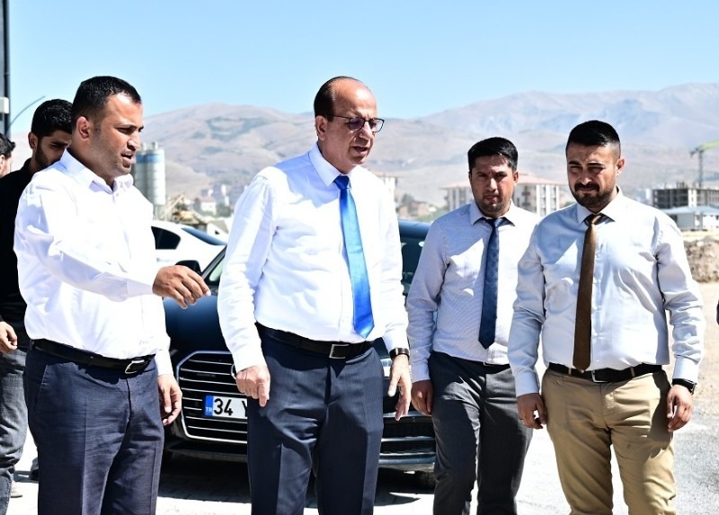 Yeşilyurt Belediye Başkanı Prof. Dr. İlhan Geçit, Çarmuzu Mahallesi’ndeki Yol Yatırımlarını Yerinde İnceledi