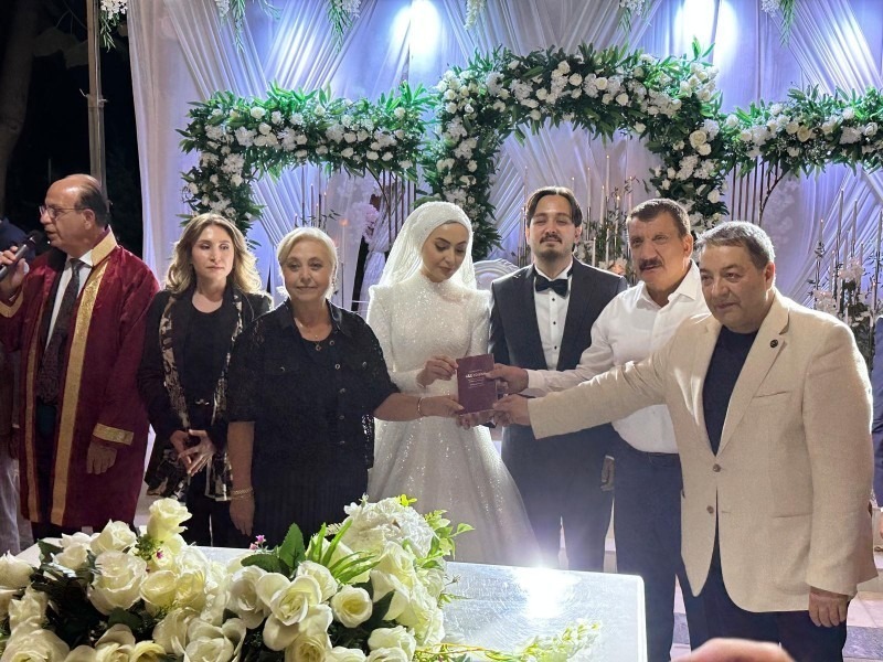 Çelikel ve Mert Ailelerinin Mutlu Günü: Siyaset ve Akademi Dünyası Düğünde Buluştu