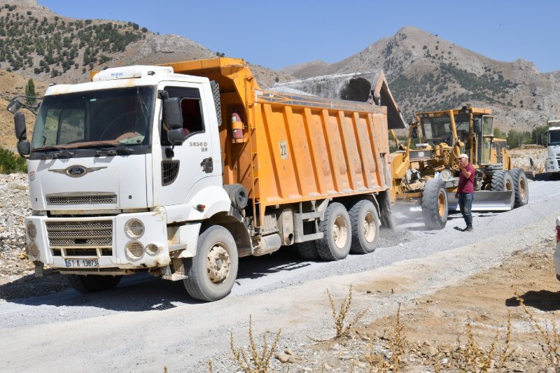 Yeşilyurt’ta 57 Kilometrelik Kırsal Yol Yatırımı Hayata Geçiriliyor