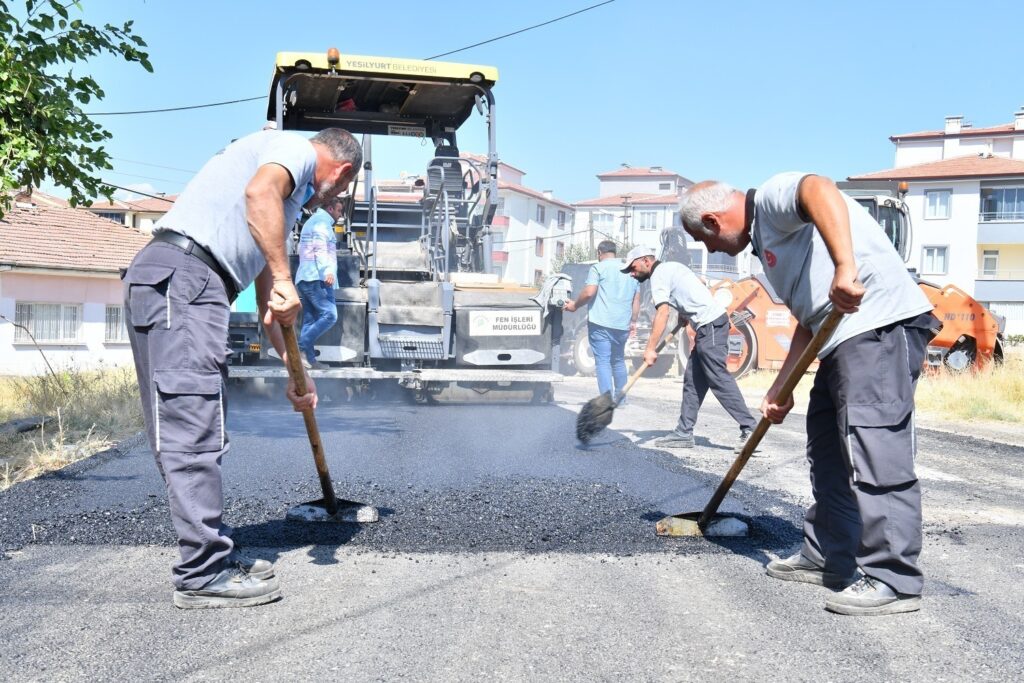 Yeşilyurt Belediyesi Fen İşleri Müdürlüğü’nden Konforlu ve Güvenli Yollar