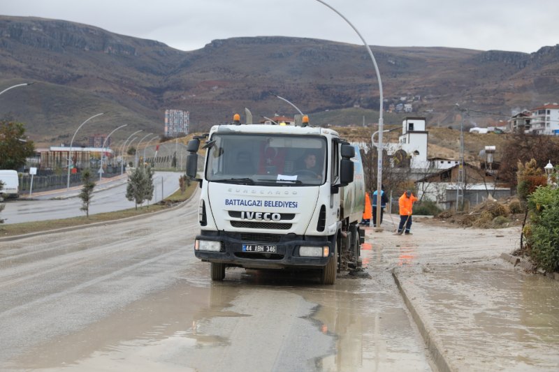 Pınarbaşı Göleti Çevresinde Yağmur Sonrası Kapsamlı Temizlik Çalışması