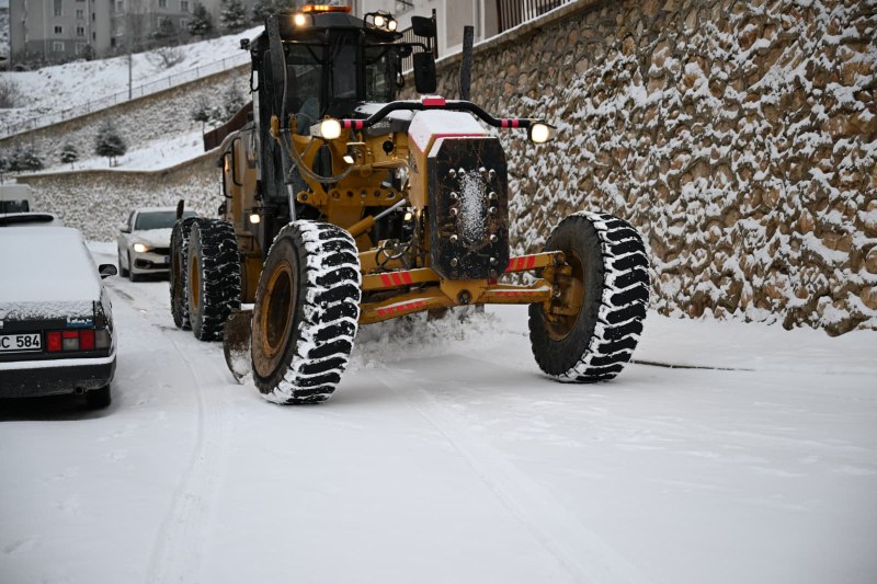 Yeşilyurt Belediyesi Kar Mesaisini Yoğunlaştırdı: Ulaşım İçin 7/24 Sahada