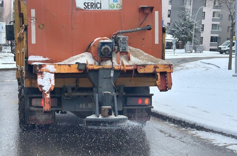 Battalgazi’de Karla Mücadele Aralıksız Sürüyor