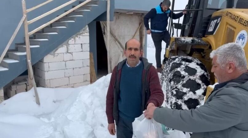 Battalgazi Belediyesi’nden Karda Zamana Karşı Yarış: 21 Kilometrelik Yol Açıldı, İlaçlar Hastaya Ulaştırıldı