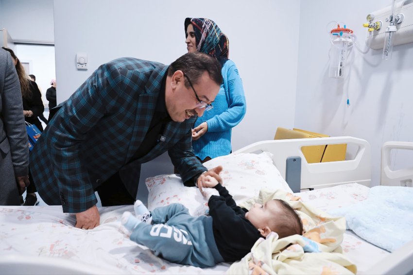  AK Parti Malatya Heyetinden Turgut Özal Tıp Merkezi’nde Anlamlı Ziyaret: Minik Yüreklere Moral Oldular