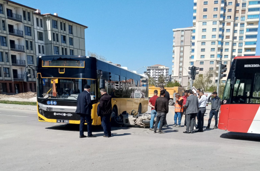 Çöşnük’te Korkutan Kaza: Motosiklet Otobüsün Altında Kaldı