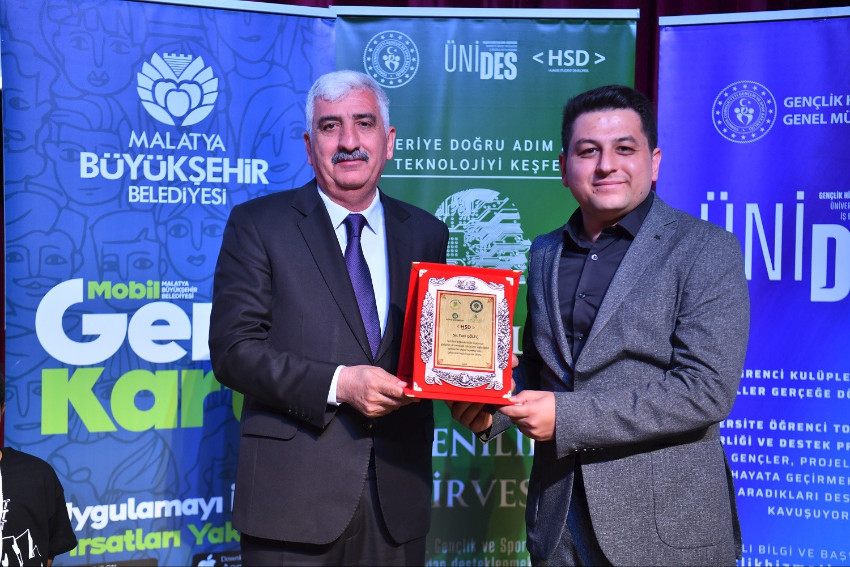 Yeşilyurt’ta Teknoloji ve Yenilik Zirvesi: Gençler, Akademisyenler ve Sektör Profesyonelleri Aynı Çatı Altında Buluştu