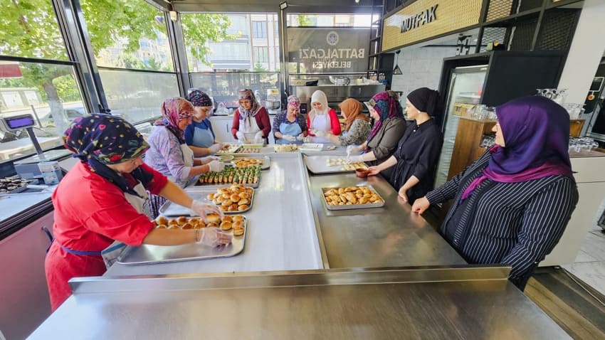 Battalgazi Belediyesi Kadın Kooperatifi, Trafik Park’ta Yeni Hizmet Noktasını Açtı